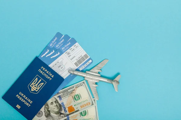 Bilhetes para avião e passaporte, dólares com modelo de avião em b — Fotografia de Stock