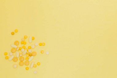 Sarı arka planda haplar. Tasarım konsepti. Bir sunsh gelen Pills