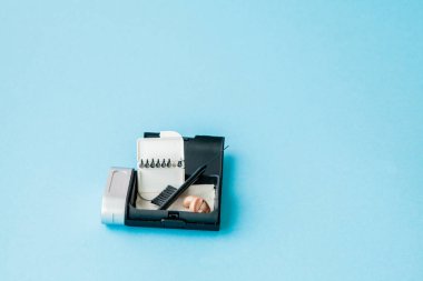 Renkli arka plan üzerinde işitme cihazı ve aksesuarları ile Kutu. Medica