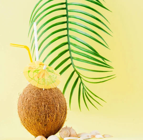 Cóctel de coco fresco con pajitas sobre fondo amarillo — Foto de Stock