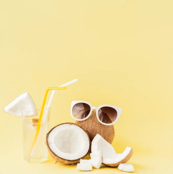 Cóctel de coco fresco con pajitas sobre fondo amarillo, espacio para copiar — Foto de Stock