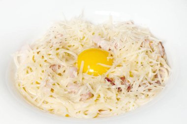 İtalyan mutfağı, yumurta kesesi, spagetti, siyah bir zemin üzerine karbonat Yapıştır