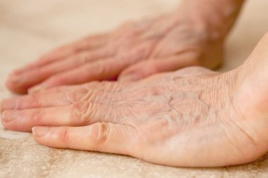 bir kadının elleri wmarble zemin üzerine yerleştirmek için metin