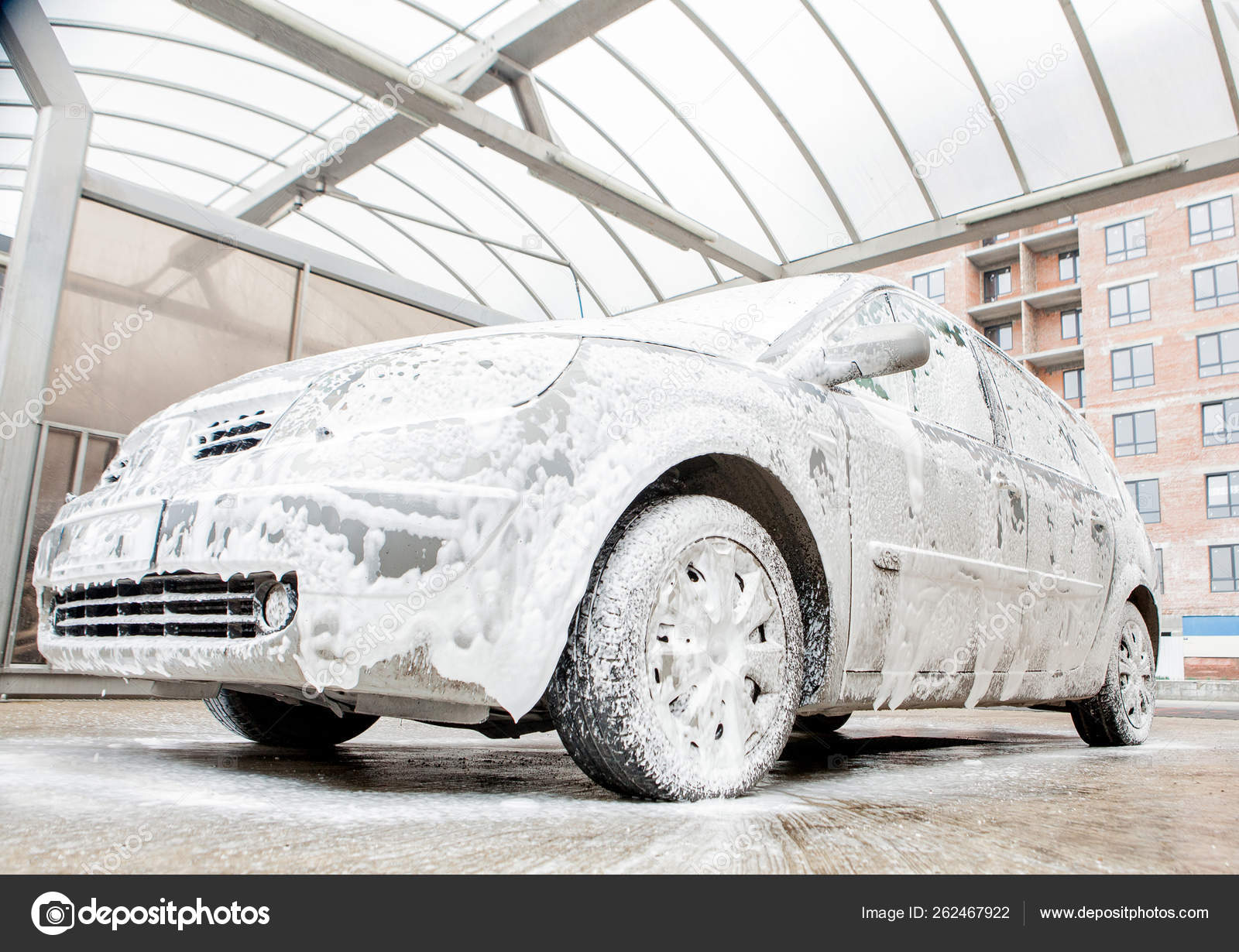 Lavado de coches. El proceso de lavado de un coche con espuma