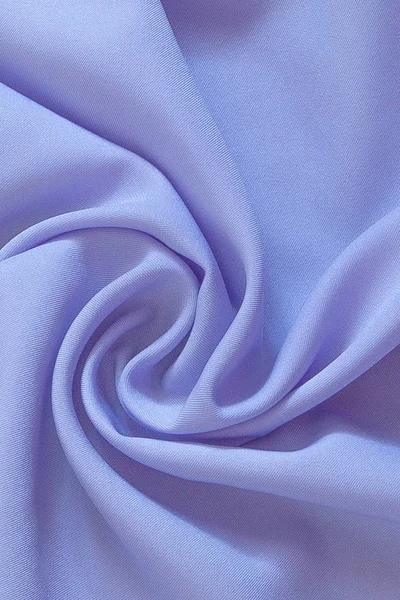 Крупный план из рифленой фиолетовой шелковой ткани, красивый и гладкий шелковый фон — стоковое фото
