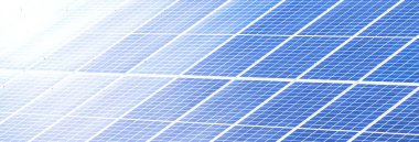 Güneş panelleri bir rustik evin yakınına ayarla