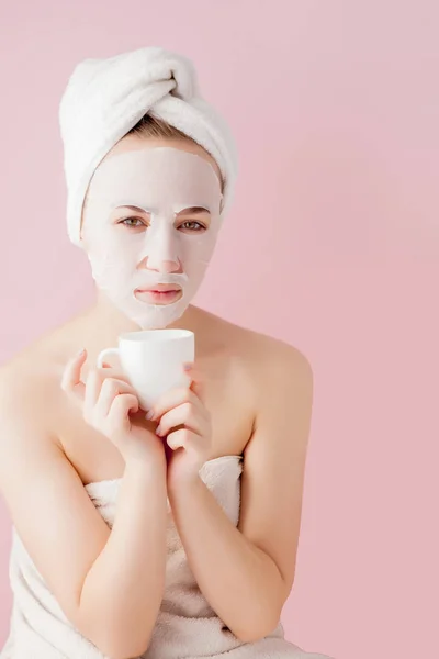 Retrato de una hermosa chica en albornoz con una taza de té, concepto de relajación mujer rubia con albornoz y toalla en la cabeza después de la ducha. Mujer spa en albornoz y turbante — Foto de Stock