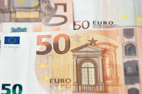 Primer plano de un grupo de billetes de 50 euros — Foto de Stock