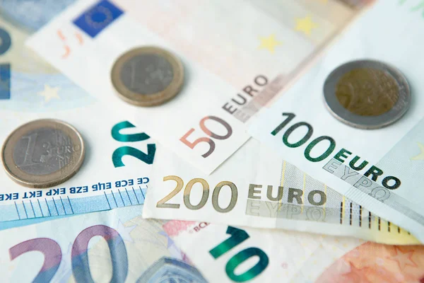 Fondo de billetes y monedas en euros. Concepto de dinero y finanzas — Foto de Stock