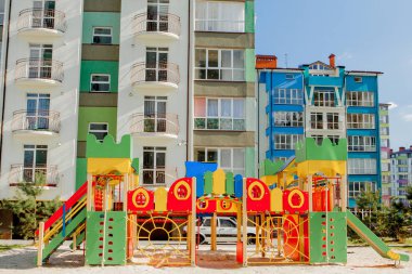 Yeni Çocuk Bahçesi yakınındaki bir daire bina