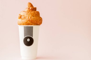 Pembe bir arka plan üzerinde kahve ve kruvasan Kağıt fincan, Kopya sp