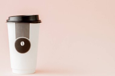 Pembe bir arka planda termo bardak take-out kahve, Kopyala uzay