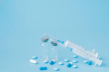 Haplar ve mavi arka plan tıbbi enjeksiyon. Yaratıcı fikir fo