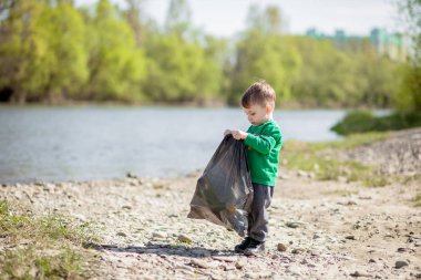 Çevre kavramı kaydedin, küçük bir çocuk çöp toplama ve pl
