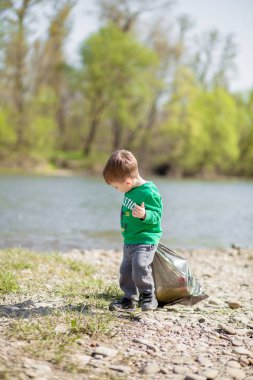 Çevre kavramı kaydedin, küçük bir çocuk çöp toplama ve pl