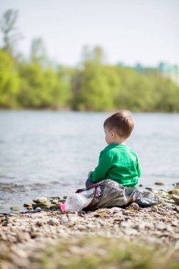 Çevre kavramı kaydedin, küçük bir çocuk çöp toplama ve pl
