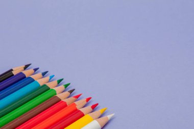 Menekşe arka plan üzerinde renkli kalemler projeleri ve duyurular için