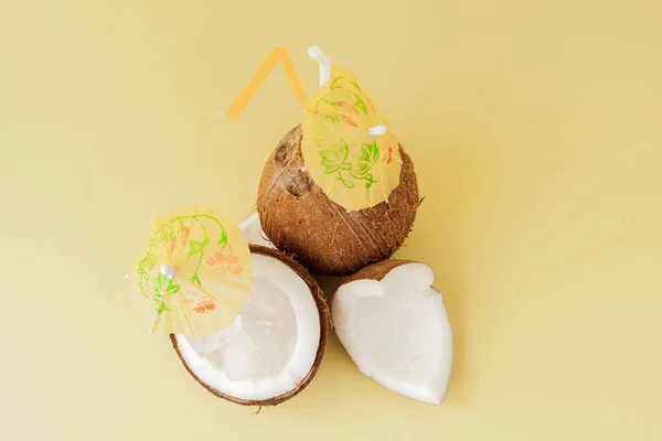 Coquetel de coco fresco com palhas no fundo amarelo, espaço de cópia — Fotografia de Stock