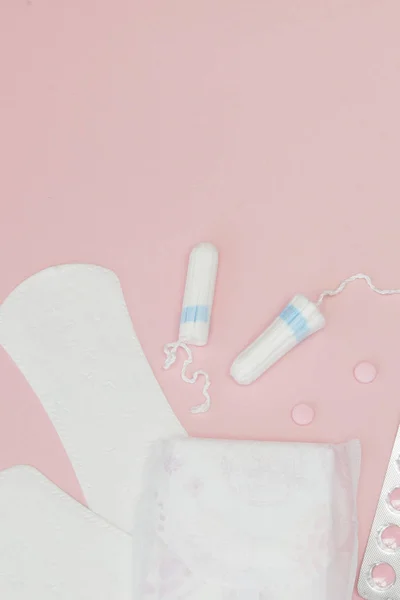 Kvinnor intima hygienprodukter-sanitära kuddar och tamponger på rosa bakgrund, kopiera utrymme. Menstruationsperiod konceptet. Övre vy, platt Lay, kopiera utrymme — Stockfoto