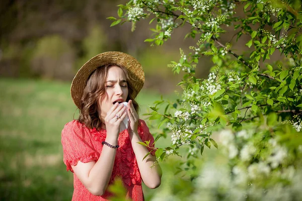 Jong meisje waait neus en niezen in weefsel voor Bloom — Stockfoto