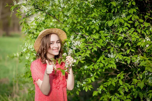 Ung flicka blåser näsa och nysningar i vävnad framför Blom — Stockfoto