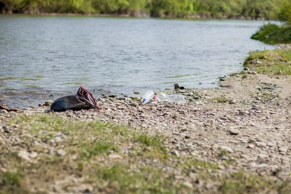 Ρύπανση ποταμών κοντά στην ακτή, σκουπίδια κοντά στο ποτάμι, πλαστικά — Φωτογραφία Αρχείου