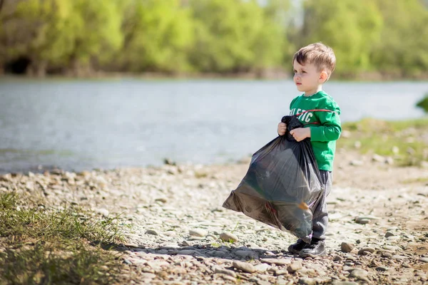 Çevre kavramı kaydedin, küçük bir çocuk çöp toplama ve pl