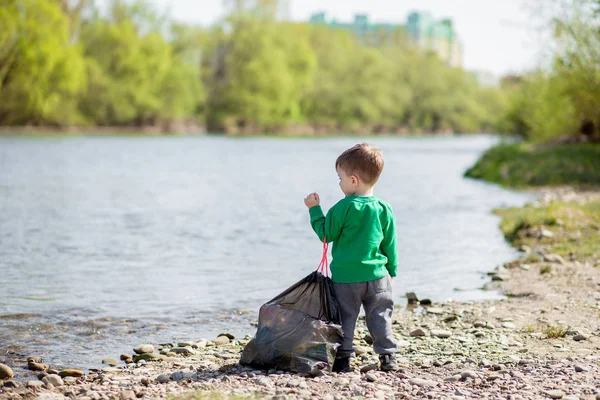 環境の概念を保存し、ゴミを収集する小さな男の子とpl — ストック写真