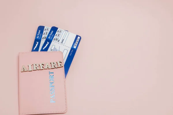Napis "przelot", samolot, bilet lotniczy i pieniądze na różowym — Zdjęcie stockowe