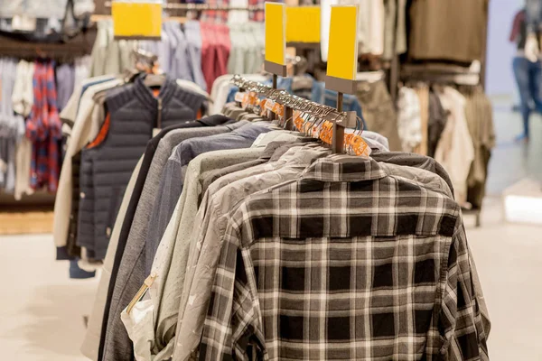 La ropa cuelga de un estante. Perchas de tela con camisas. estilete de hombres — Foto de Stock