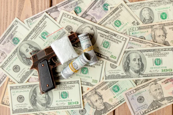 Pistolas y drogas en el fondo de dólares — Foto de Stock