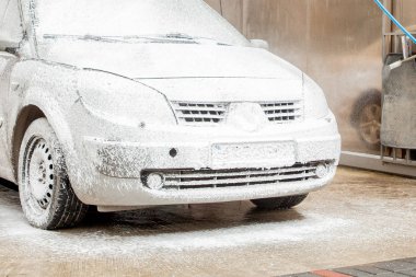 Oto yıkama köpüklü oto yıkama istasyonu. Cennet. Çamaşır makinesi istasyonda. Araba yıkama kavramı. Köpük arabaya