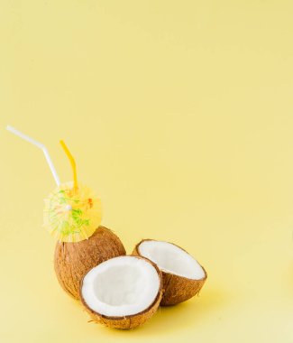 Sarı arka planda bir pipet ile taze Hindistan cevizi kokteyli, kopya alanı