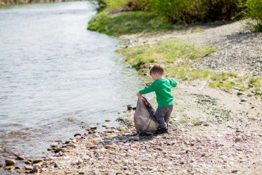 Çevre kavramı kaydedin, küçük bir çocuk çöp toplama ve pl