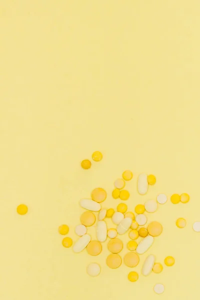 Pastillas sobre fondo amarillo. Concepto de diseño. Pastillas de un sol —  Fotos de Stock