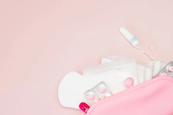 Kobiety produkty higieny intymnej-podkładki sanitarne i tampony na p — Zdjęcie stockowe