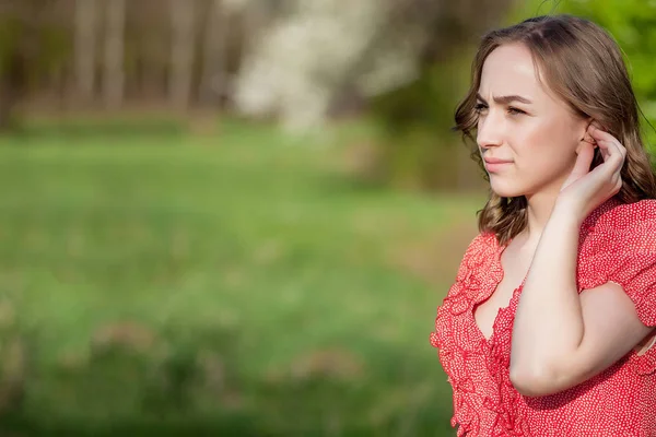 Kulakta İşitme Cihazı Koyan Kadın Ellerinin Yakın Çekim. Modern digi