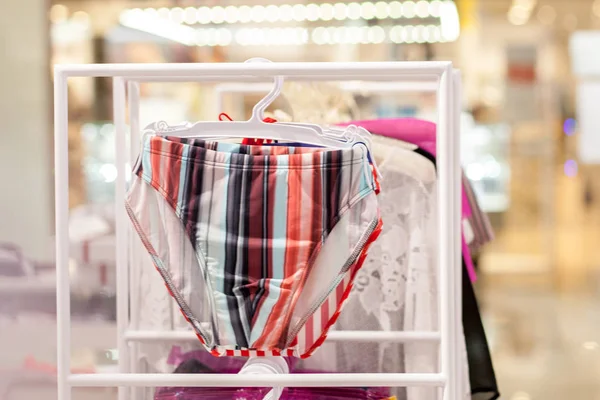 Primer plano Troncos de baño de hombre en la tienda . — Foto de Stock