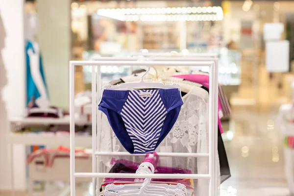 Primer plano Troncos de baño de hombre en la tienda . — Foto de Stock