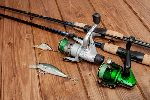 Aparejos de pesca - spinning de pesca, anzuelos y señuelos en bac de madera —  Fotos de Stock