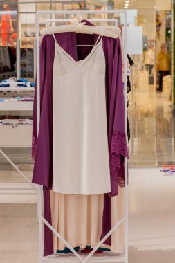 Mağazada kadın kırmızı saten gecelik. Reklam, Satış, Moda konsepti.