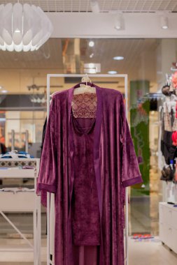 Mağazada kadın kırmızı saten gecelik. Reklam, Satış, Moda konsepti.