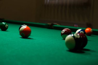 Bilardo katmanları bilardo masasında kaotiktir
