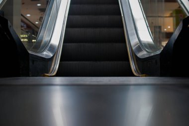 Topluluk alışveriş merkezi 'nde yürüyen merdiven. Merdivenden taşındın. Elektrik yürüyen merdiven. Yürüyen merdivenler için yakın. Zemin platformunu kapatın. sarı bantlar. Metal hat çeliği. sarı gri çelik çizgi