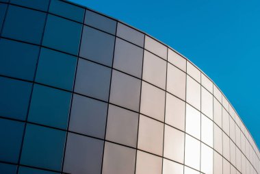 İş bölgesinde lens flare filtre etkisi ile gün batımında modern gökdelenlerin alttan görünüm