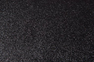 Gümüş pullu desen. Arka plan olarak siyah yün kumaş üzerine parlak pullu