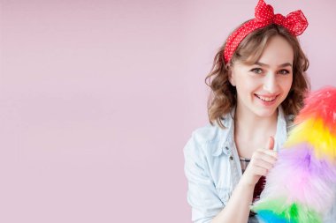 PIN kadın temizlik. Gülümseyen pinup kız renkli fırça fırça tutar. Temizlik hizmeti. Pin-up kızı tüy silgi ile temiz. Süpürme Temizleme retro kadın. Sentetik toz bezi tarih seçici odak