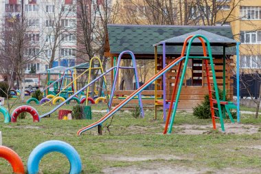 Bir çocuk parkı, kumsalda bir sürgülü kaydırak.