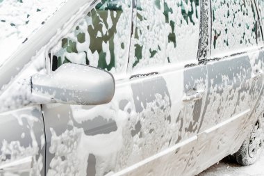 Oto yıkama köpüklü oto yıkama istasyonu. Cennet. Çamaşır makinesi istasyonda. Araba yıkama kavramı. Köpük arabaya