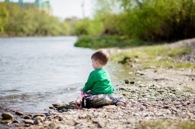 Çevre kavramı kaydedin, küçük bir çocuk çöp toplama ve pl